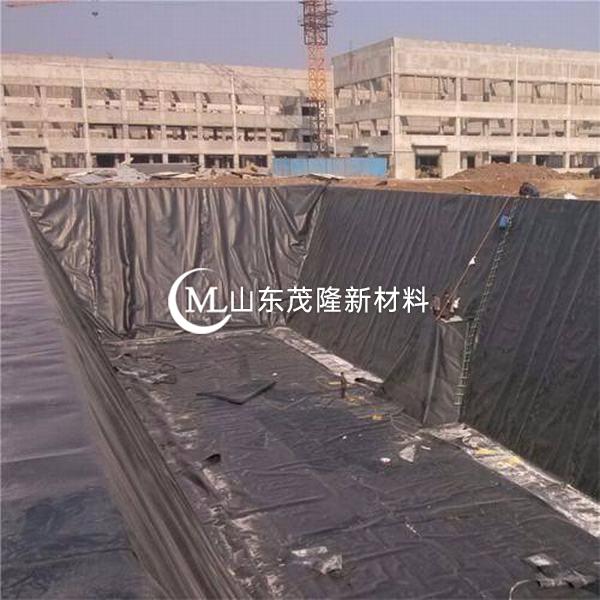 土工膜具有良好的防滲性能，廣泛應(yīng)用于生活垃圾填埋場(chǎng)、固體垃圾填埋場(chǎng)