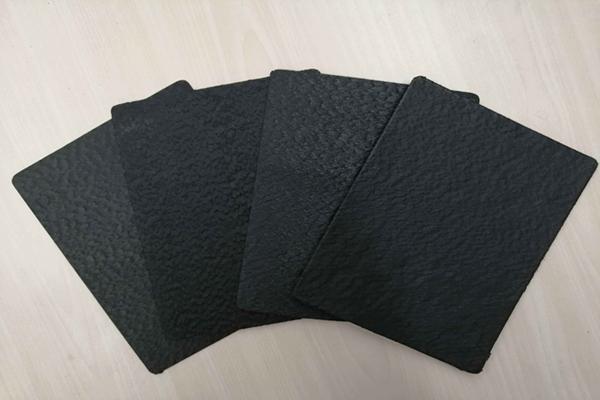 糙面土工膜在垃圾填埋場中使用時應(yīng)該注意哪些問題呢？